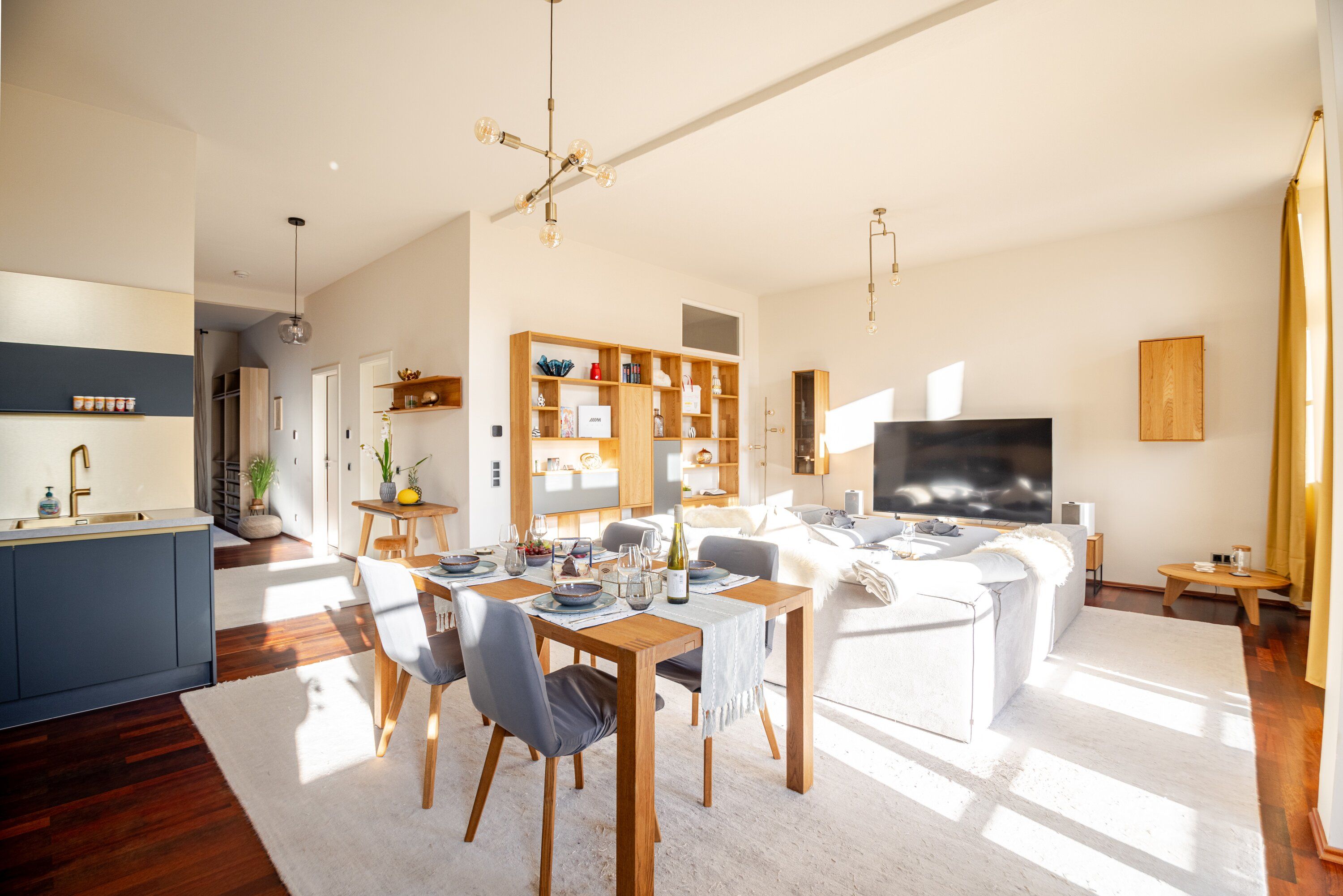 Heller Loft-Wohnbereich mit Essbereich im Serviced Apartment Kreuzstraße 20 in Leipzig