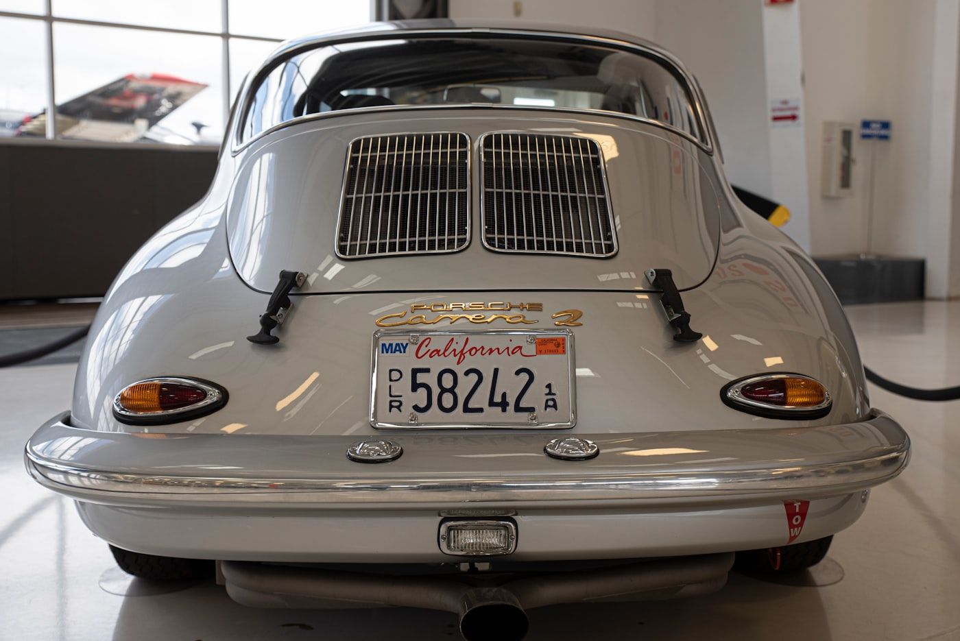 Oldtimer in einer Ausstellung als Symbol für Zwickaus Automobilgeschichte