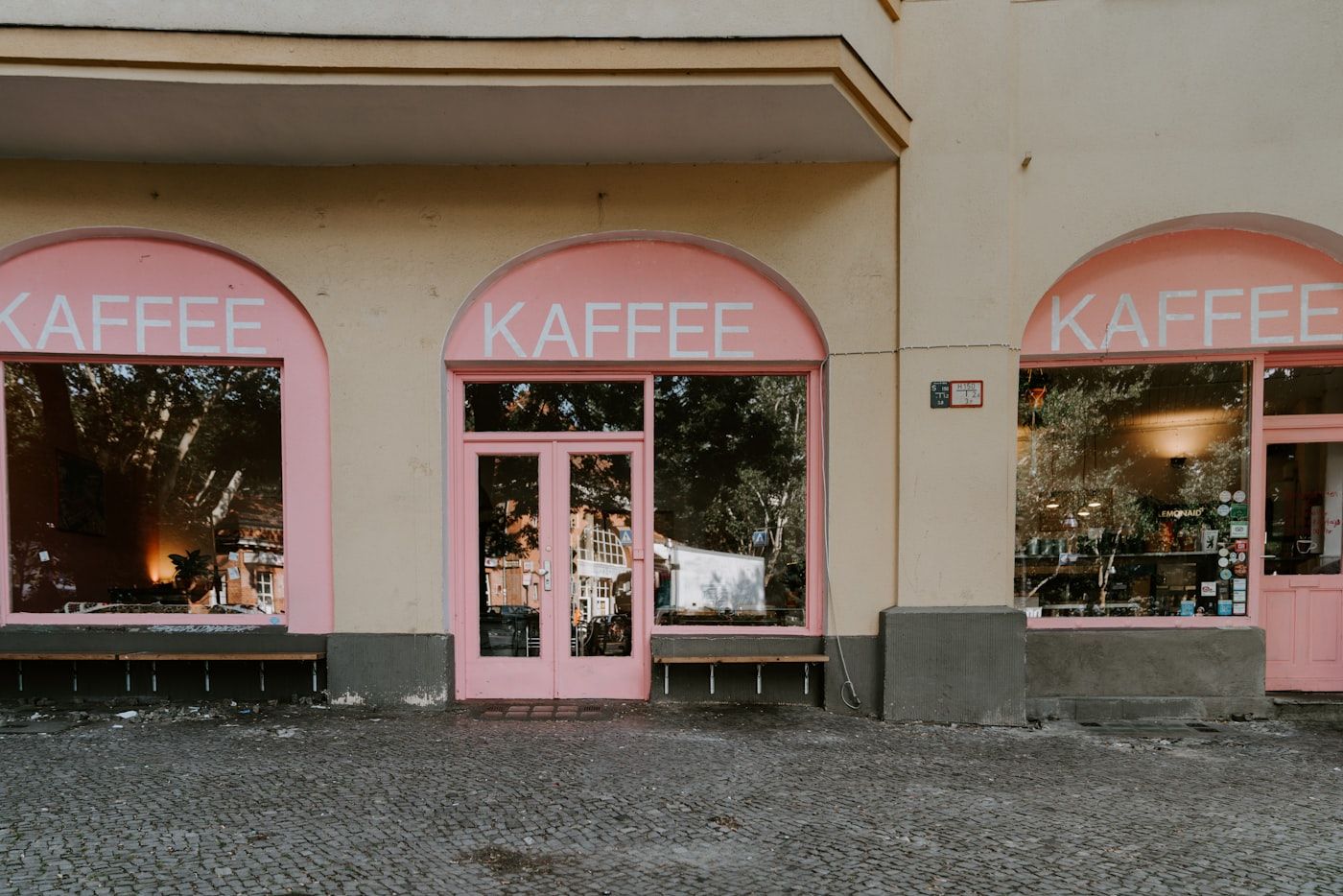 Kaffeehaus-Schaufenster als Symbol für eine Cafépause in Zwickau
