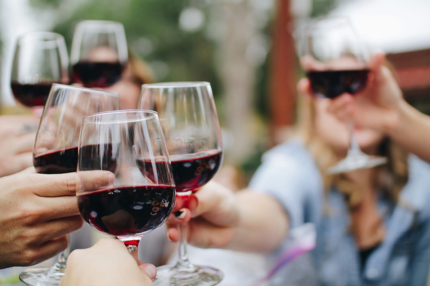 Weingläser und Besucher beim Chemnitzer Weinfest