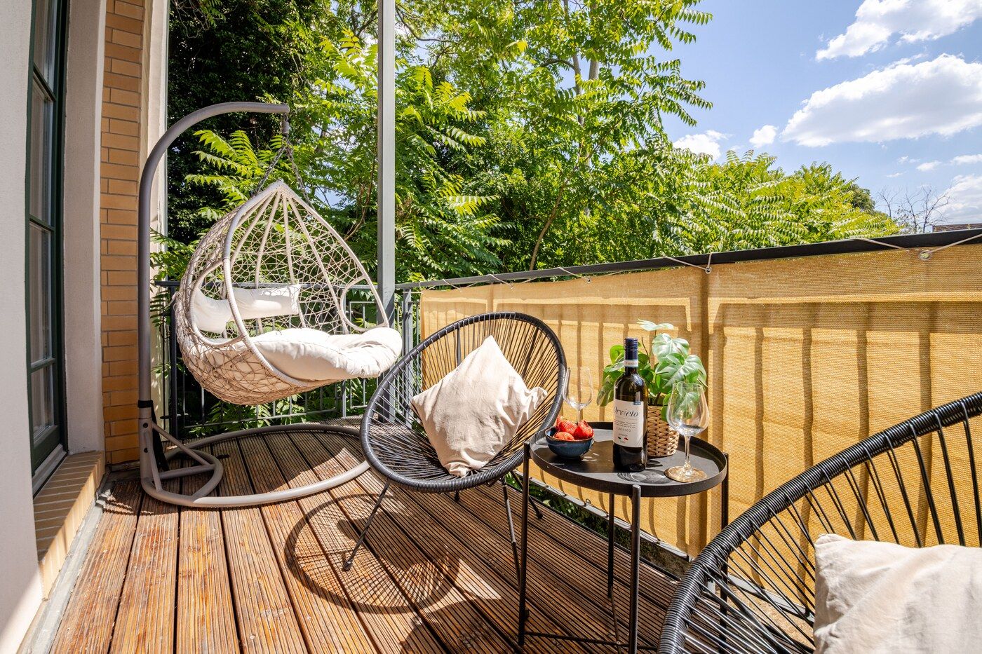 Balkon mit Hängesessel und Blick ins Grüne im Loft Kreuzstraße 20 in Leipzig