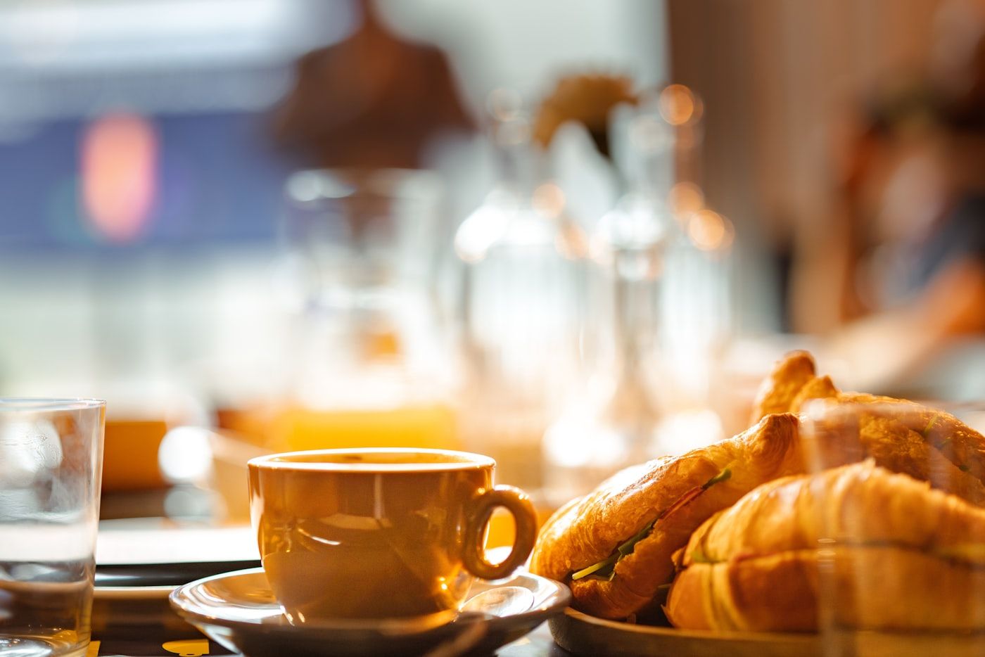 Croissants und Kaffee als Symbol für Frühstück in Zwickau