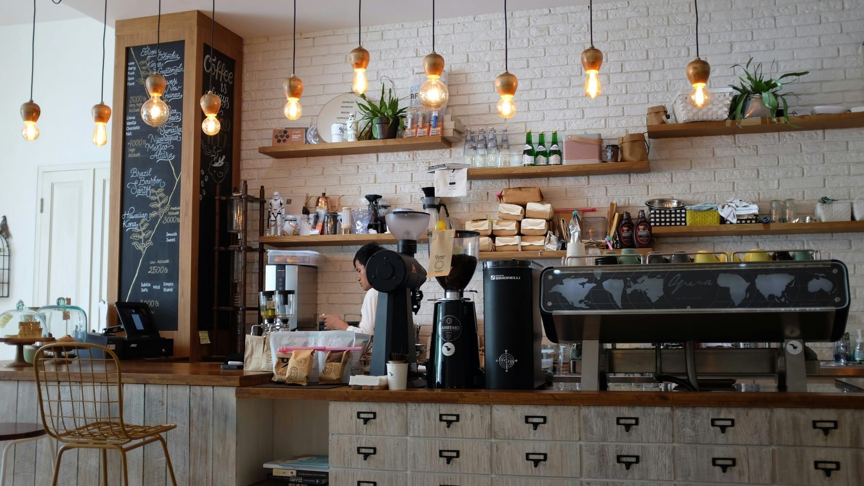 Kaffeetasse und Kuchen auf einem Cafétisch in Chemnitz