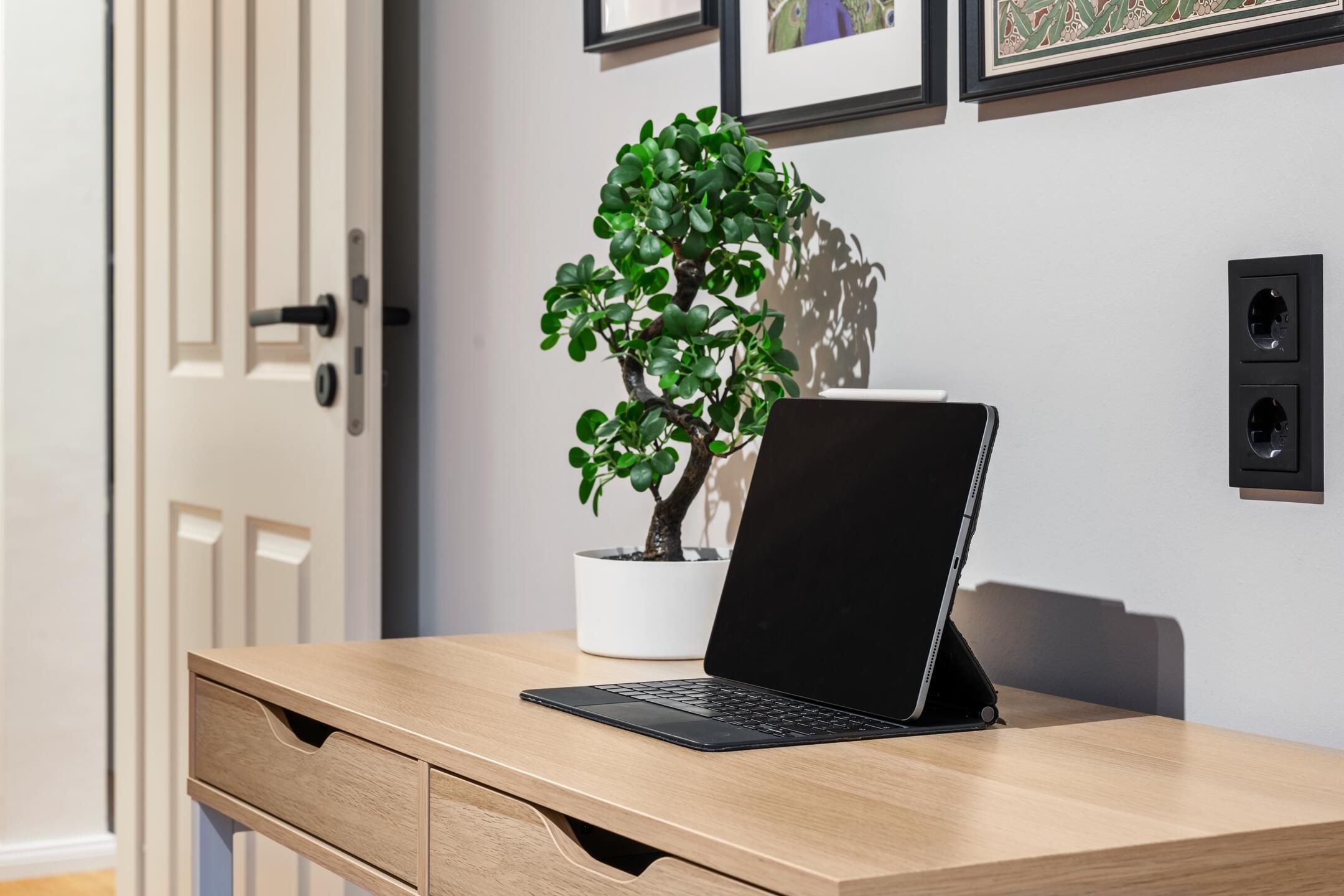 Schreibtisch-Arbeitsplatz mit Laptop in der Ferienwohnung Altendorfer Straße 24 in Chemnitz