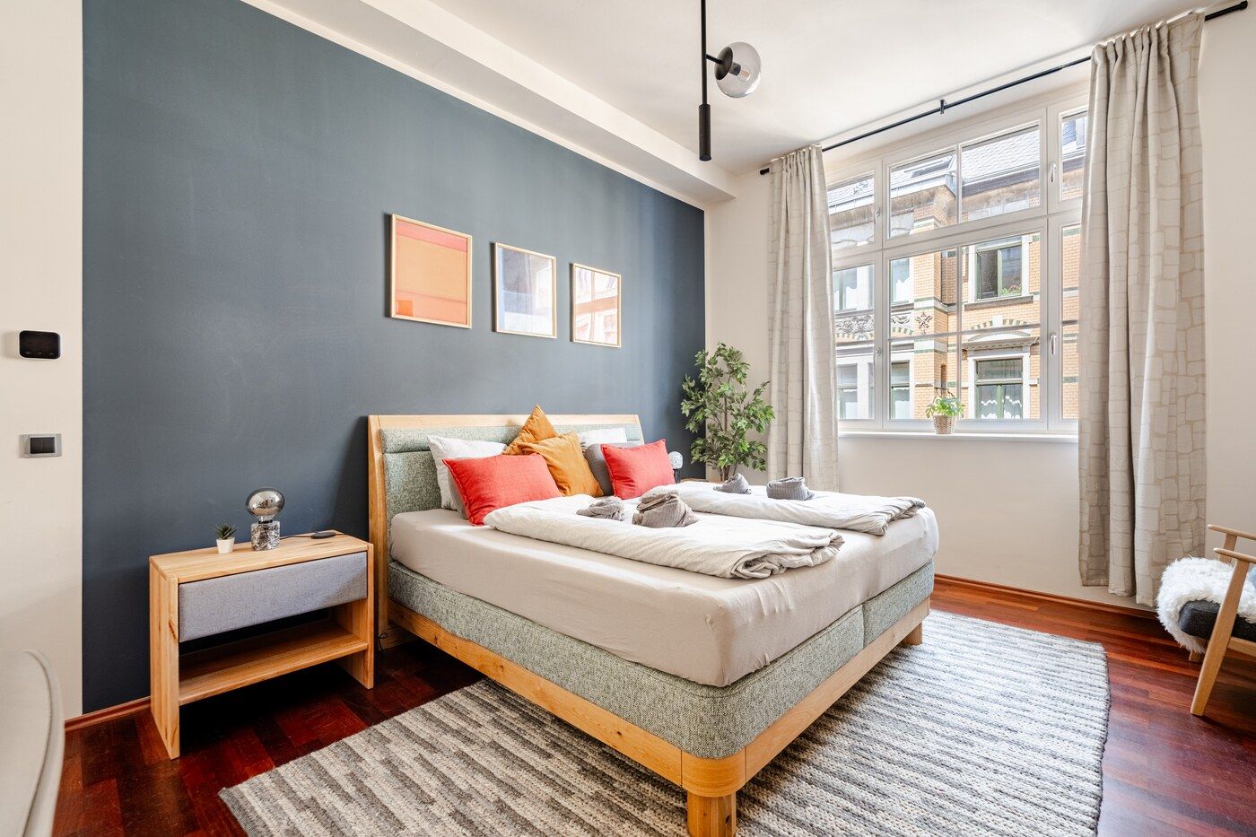 Schlafzimmer mit Boxspringbett im Loft Kreuzstraße 20 in Leipzig