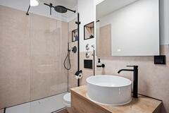 Gallery image 22 of 34